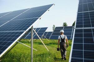 Arbeiter Installation Solar- Paneele draußen. foto