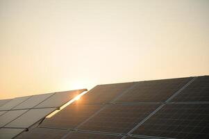 Photovoltaik Paneele beim Sonnenuntergang. Leistung Pflanze mit verlängerbar Solar- Energie. foto