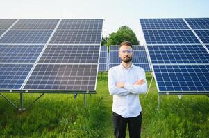 jung Architekt Stehen durch Solar- Paneele foto