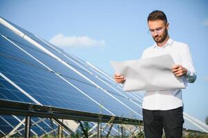 Solar- Leistung Pflanze. Ingenieur auf ein Hintergrund von Photovoltaik Tafeln. Wissenschaft Solar- Energie foto