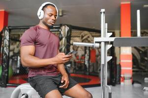 afrikanisch amerikanisch Athlet Arbeiten aus im das Fitnessstudio foto