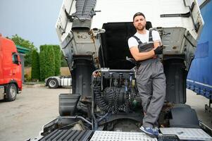 Mann im Uniform. LKW Reparatur. Auto Fehlfunktion foto