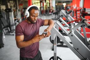 jung sportlich afrikanisch amerikanisch Mann im das Fitnessstudio foto