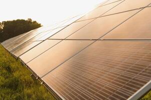 Solar- Paneele und Blau Himmel. Solar- Paneele System Leistung Generatoren von Sonne. sauber Technologie zum besser Zukunft foto