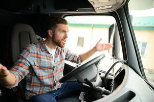 wütend LKW Treiber schreien im seine Fahrzeug foto