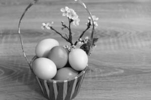 Farbe Eier zum Ostern, hell Ostern Urlaub, Kinder Farbe Eier, farbig Eier im ein Korb, farbig Eier auf ein Stand, Urlaub Hintergrund foto