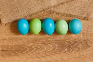 Farbe Eier zum Ostern, hell Ostern Urlaub, Kinder Farbe Eier, farbig Eier im ein Korb, farbig Eier auf ein Stand, Urlaub Hintergrund foto