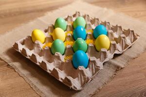 Farbe Eier zum Ostern, hell Ostern Urlaub, Kinder Farbe Eier, farbig Eier im ein Korb, farbig Eier auf ein Stand, Urlaub Hintergrund foto