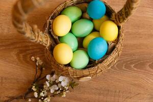 Farbe Eier zum Ostern, hell Ostern Urlaub, Kinder Farbe Eier, farbig Eier im ein Korb, farbig Eier auf ein Stand, Urlaub Hintergrund foto