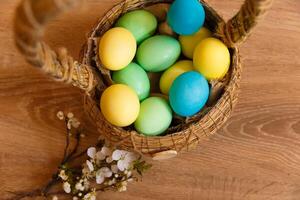 Farbe Eier zum Ostern, hell Ostern Urlaub, Kinder Farbe Eier, farbig Eier im ein Korb, farbig Eier auf ein Stand, Urlaub Hintergrund foto