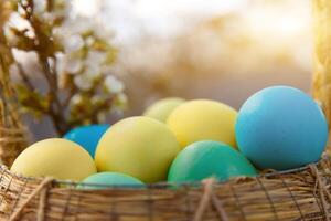 Farbe Eier zum Ostern, hell Ostern Urlaub, Kinder Farbe Eier, farbig Eier im ein Korb, farbig Eier auf ein Stand, Urlaub Hintergrund foto