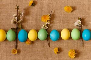 Farbe Eier zum Ostern, hell Ostern Urlaub, Kinder Farbe Eier, farbig Eier im ein Korb, farbig Eier auf ein Stand, Urlaub Hintergrund foto