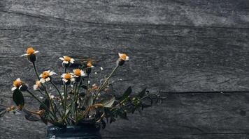 wild Blumen im das Keramik Vase im das hölzern Tabelle foto