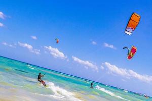 Wassersport wie Kitesurfen Kitesurfen Wakeboarden Playa del Carmen Mexiko. foto