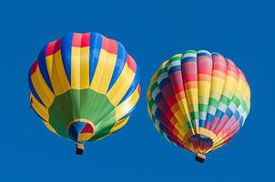 zwei Heißluftballons am blauen Himmel foto