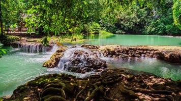 Landschaft Wasserfall als Bok khorani.lake, Naturlehrpfad, Wald, Mangrovenwald, Reisenatur, Reisen Thailand, Naturstudium. Sehenswürdigkeiten.
