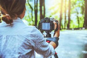 Fotografie asiatische Frau Reisen Natur. Reisen entspannen. Naturkunde. im Sommer im öffentlichen Park. Nationalpark Doi Inthanon in Thailand. foto