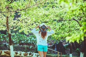 asiatische frau reisen natur. Reisen entspannen. Lesebuch über das im Park. im Sommer. foto