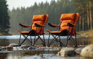 ai generiert zwei falten Stühle Stand auf das Ufer von Berg See foto