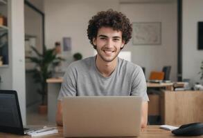 ai generiert ein lockiges Haar Mann Arbeiten beim seine Laptop mit ein lächeln, im ein Zuhause Büro. seine Haltung ist entspannt noch produktiv. foto