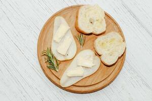 Stücke von reif Birne mit Camembert Käse mit Croutons auf das Tabelle foto