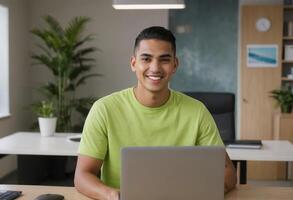 ai generiert Mann im Limette Grün Hemd lächelnd während Arbeiten auf Laptop. energisch und lebhaft Büro Einstellung. foto