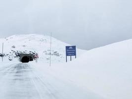 storehaugtunnelen in vik, vestland, norwegen. schneebedeckte Landschaftsstraßen.