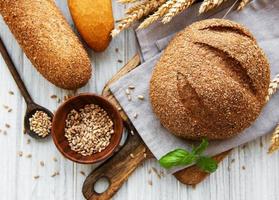 Brot auf dem Tisch foto