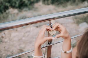 Hände, sperren, Herz, Liebe, Valentinsgrüße Tag. Nahansicht von ein Frau Hände halten Herz geformt Vorhängeschloss mit ein Herz. das Konzept von Valentinstag Tag, Hochzeit, Symbol von Liebe und Treue. foto