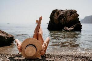 Frau Reise Meer. glücklich Tourist im Hut genießen nehmen Bild draußen zum Erinnerungen. Frau Reisender posieren auf das Strand beim Meer umgeben durch vulkanisch Berge, Teilen Reise Abenteuer Reise foto