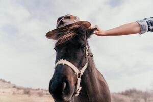 jung glücklich Frau mit ihr Pony Pferd im Abend Sonnenuntergang Licht. draussen Fotografie mit Mode Modell- Mädchen. Lebensstil Stimmung. Konzept von draussen Reiten, Sport und Erholung. foto