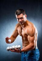 Bodybuilder jung Sportler ist halten ein Verpackung mit Eier, gesund Essen Eiweiß. suchen beim Kamera. nackt Torso, gesund Leben Konzept. foto