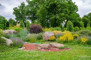 alpin Hügel mit üppig Grün Gras. Rasen und Wicklung Weg im ein schön Englisch Stil Garten. foto