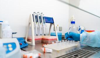 Forschung im Labor. Fachmann Labor Assistent nehmen Blut Prüfung zum DNA Forschung. Gesundheitswesen und Biotechnologie. DNA Forschung. foto
