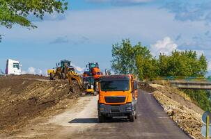 groß Aussicht auf das Straße Walze Arbeiten auf das Neu Straße Konstruktion Seite? ˅. selektiv Fokus auf Straße reparieren. Nahansicht foto