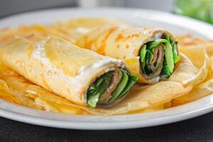 Krepp Bohnenkraut Pfannkuchen Schinken und Grüner Salat frisch Essen lecker Essen Kochen Vorspeise Mahlzeit Essen Snack foto