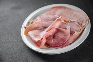 Schinken Scheibe Schweinefleisch Fleisch Essen Kochen Vorspeise Mahlzeit Essen Snack auf das Tabelle Kopieren Raum Essen Hintergrund rustikal oben Aussicht foto