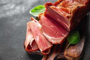 geräuchert Schweinefleisch Fleisch Kochen Essen Vorspeise Mahlzeit Essen Snack auf das Tabelle Kopieren Raum Essen Hintergrund rustikal oben Aussicht foto