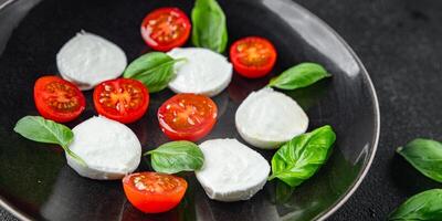 Mozzarella Salat Caprese Tomate, Basilikum frisch Essen lecker Essen Vorspeise Mahlzeit Essen Snack foto