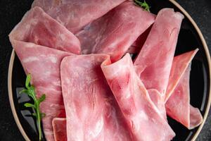 frisch Schinken Scheibe Schweinefleisch Fleisch Essen lecker Essen Vorspeise Mahlzeit Essen Snack auf das Tabelle Kopieren Raum Essen foto