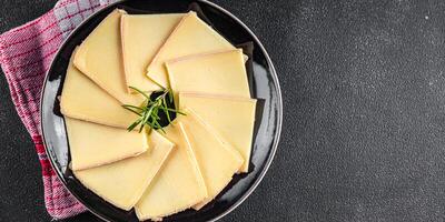 Raclette Käse lecker Essen Kochen Vorspeise Mahlzeit Essen Snack auf das Tabelle Kopieren Raum Essen Hintergrund foto