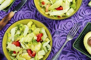 gesund Grün Salat mit frisch Gemüse. foto