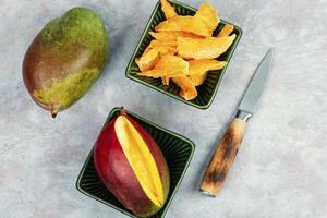 getrocknet und frisch Mango, kandiert Früchte. foto