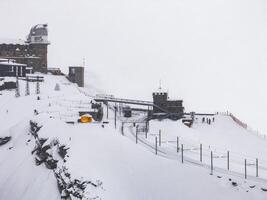 Gelb Zug im schneebedeckt Zermatt, schweizerisch Alpen ein heiter Winter Landschaft foto
