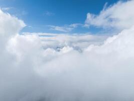 Antenne Aussicht von dicht Wolken über Verbier, Schweiz, auf ein klar Tag foto