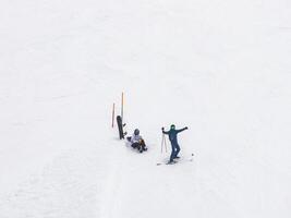 Antenne Perspektive von Skifahrer auf ein schneebedeckt Steigung im Zermatt, Schweiz. foto