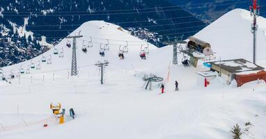 Antenne Aussicht von beschäftigt verbier Ski Erholungsort, Schweiz mit schneebedeckt Pisten und Aufzüge foto