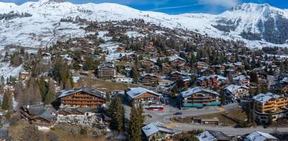 Antenne Aussicht von Verbier, Schweiz alpin Ski Stadt, Dorf inmitten schneebedeckt Spitzen foto