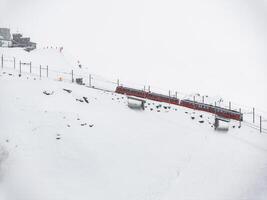 Antenne Aussicht von rot Zug im schneebedeckt zermatt Ski Erholungsort, Schweiz foto