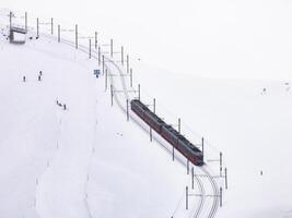 Antenne Aussicht von Zug und Skifahrer im schneebedeckt Zermatt, Schweiz Landschaft foto